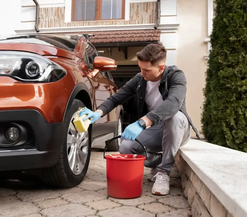 Lavage auto à domicile Perrogney-les-Fontaines : professionnel intervenant sur un véhicule